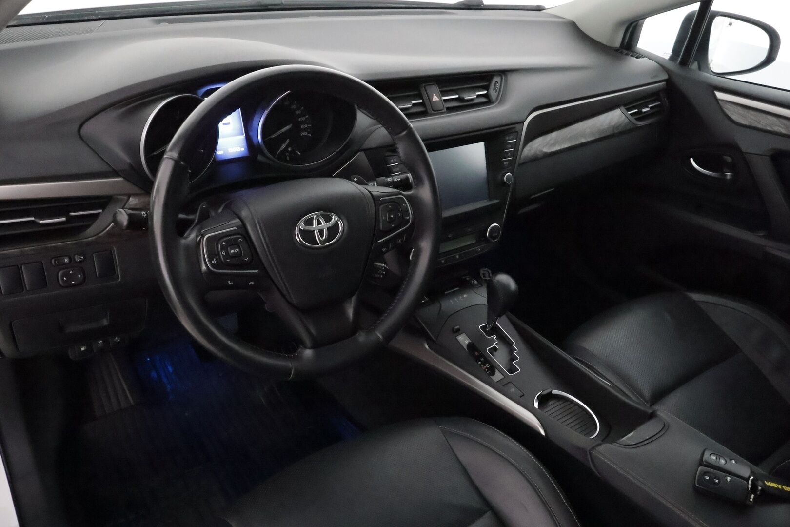 Toyota Avensis 2016 1,8 Valvematic Premium Touring Sports Multidrive S **Vakkari / Panorama / Muistipenkki / Navi / LED / KeylessGo** - Suomi-auto / Kahdet renkaat aluvanteilla / Merkkihuollettu / Koukku / Mustat nahat / Sähköpenkit / Lohkolämmitin 