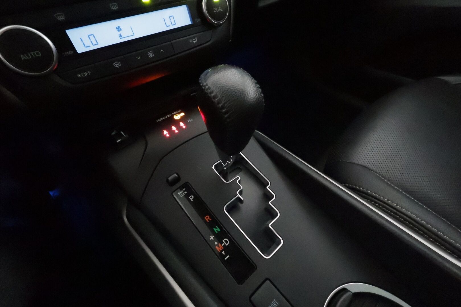 Toyota Avensis 2016 1,8 Valvematic Premium Touring Sports Multidrive S **Vakkari / Panorama / Muistipenkki / Navi / LED / KeylessGo** - Suomi-auto / Kahdet renkaat aluvanteilla / Merkkihuollettu / Koukku / Mustat nahat / Sähköpenkit / Lohkolämmitin 