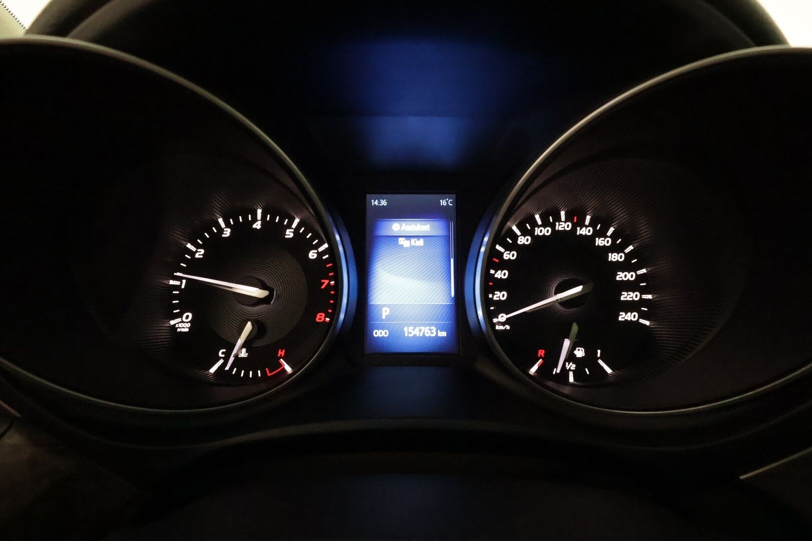 Toyota Avensis 2016 1,8 Valvematic Premium Touring Sports Multidrive S **Vakkari / Panorama / Muistipenkki / Navi / LED / KeylessGo** - Suomi-auto / Kahdet renkaat aluvanteilla / Merkkihuollettu / Koukku / Mustat nahat / Sähköpenkit / Lohkolämmitin 