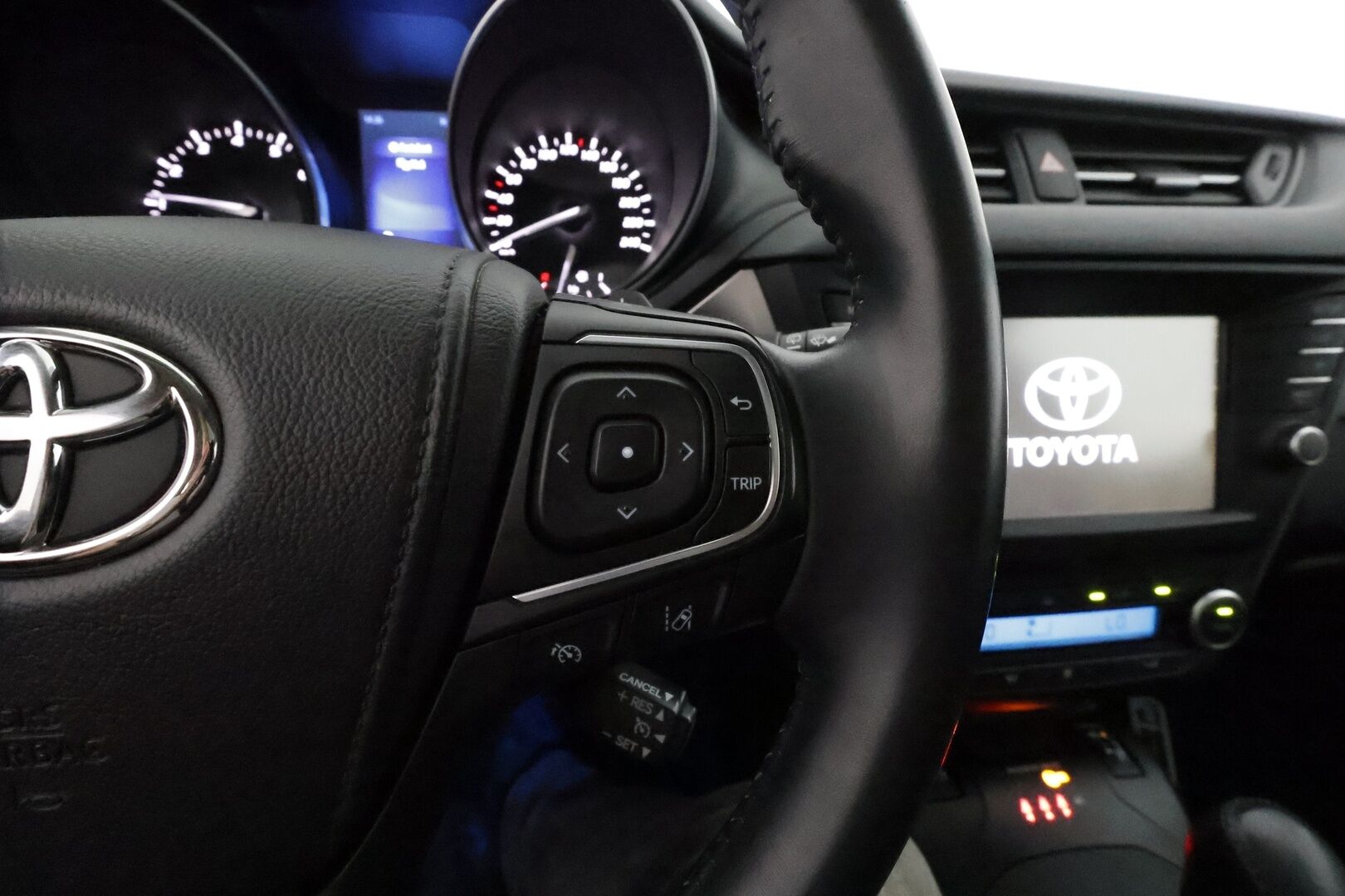 Toyota Avensis 2016 1,8 Valvematic Premium Touring Sports Multidrive S **Vakkari / Panorama / Muistipenkki / Navi / LED / KeylessGo** - Suomi-auto / Kahdet renkaat aluvanteilla / Merkkihuollettu / Koukku / Mustat nahat / Sähköpenkit / Lohkolämmitin 