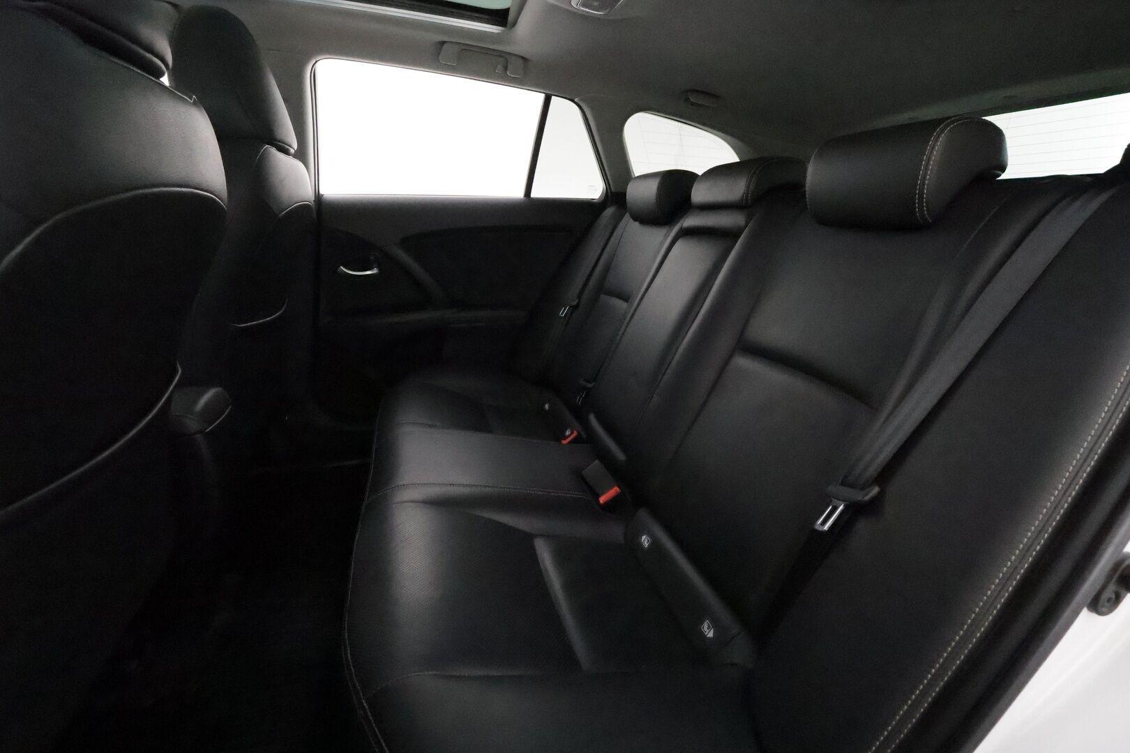 Toyota Avensis 2016 1,8 Valvematic Premium Touring Sports Multidrive S **Vakkari / Panorama / Muistipenkki / Navi / LED / KeylessGo** - Suomi-auto / Kahdet renkaat aluvanteilla / Merkkihuollettu / Koukku / Mustat nahat / Sähköpenkit / Lohkolämmitin 