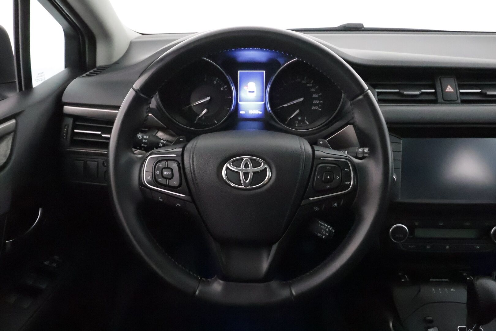 Toyota Avensis 2016 1,8 Valvematic Premium Touring Sports Multidrive S **Vakkari / Panorama / Muistipenkki / Navi / LED / KeylessGo** - Suomi-auto / Kahdet renkaat aluvanteilla / Merkkihuollettu / Koukku / Mustat nahat / Sähköpenkit / Lohkolämmitin 