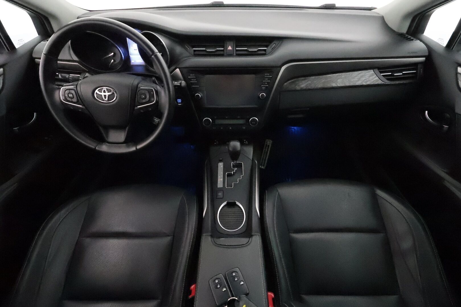 Toyota Avensis 2016 1,8 Valvematic Premium Touring Sports Multidrive S **Vakkari / Panorama / Muistipenkki / Navi / LED / KeylessGo** - Suomi-auto / Kahdet renkaat aluvanteilla / Merkkihuollettu / Koukku / Mustat nahat / Sähköpenkit / Lohkolämmitin 