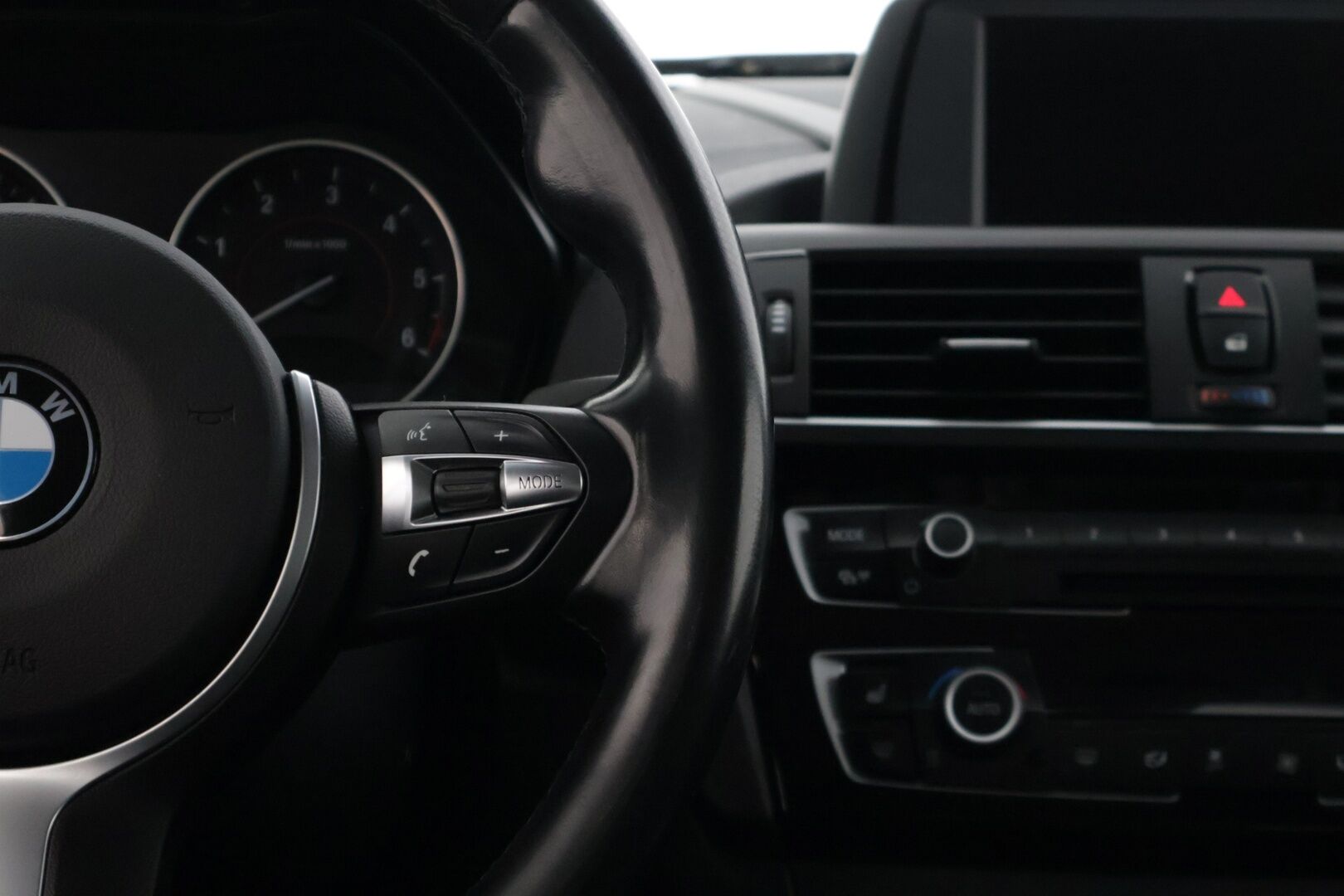 BMW 120 2016 F20 Hatchback 120d A xDrive Business Sport * Harman/Kardon / M-sport ratti / Suomi-auto * - * 2x renkaat alumiinivanteilla ja hyvillä kumeilla / Käytännöllinen Neliveto *