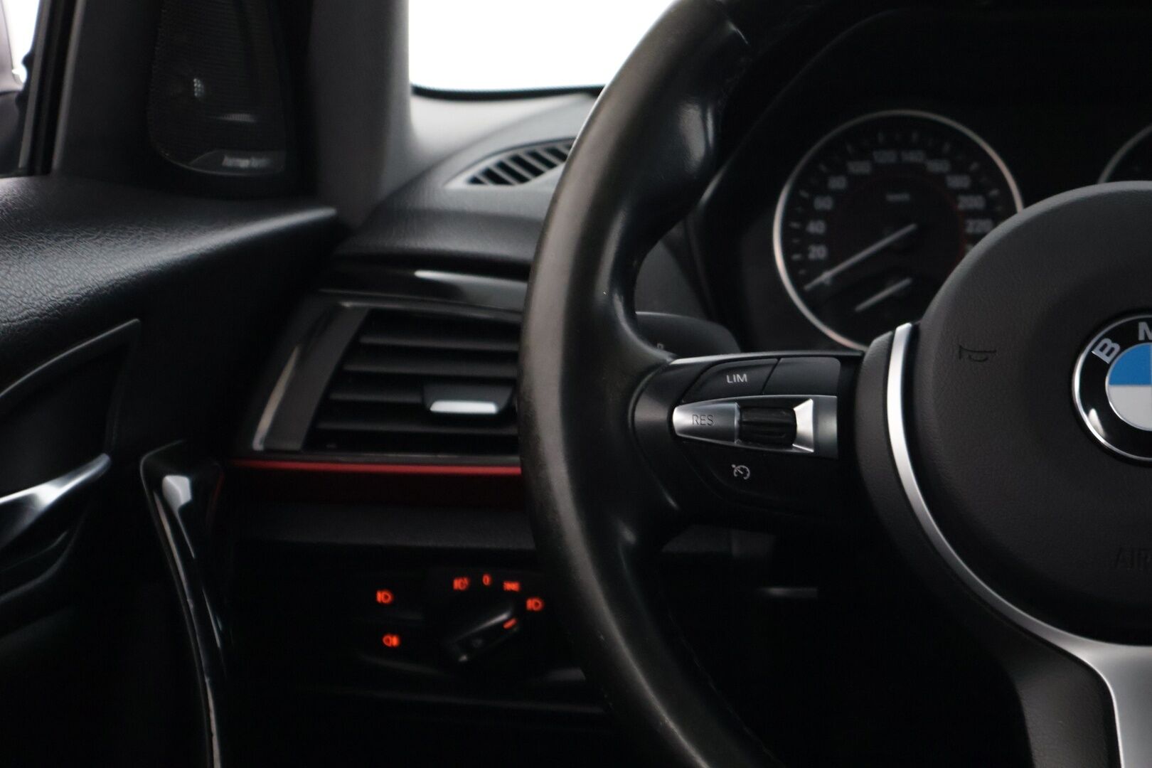 BMW 120 2016 F20 Hatchback 120d A xDrive Business Sport * Harman/Kardon / M-sport ratti / Suomi-auto * - * 2x renkaat alumiinivanteilla ja hyvillä kumeilla / Käytännöllinen Neliveto *