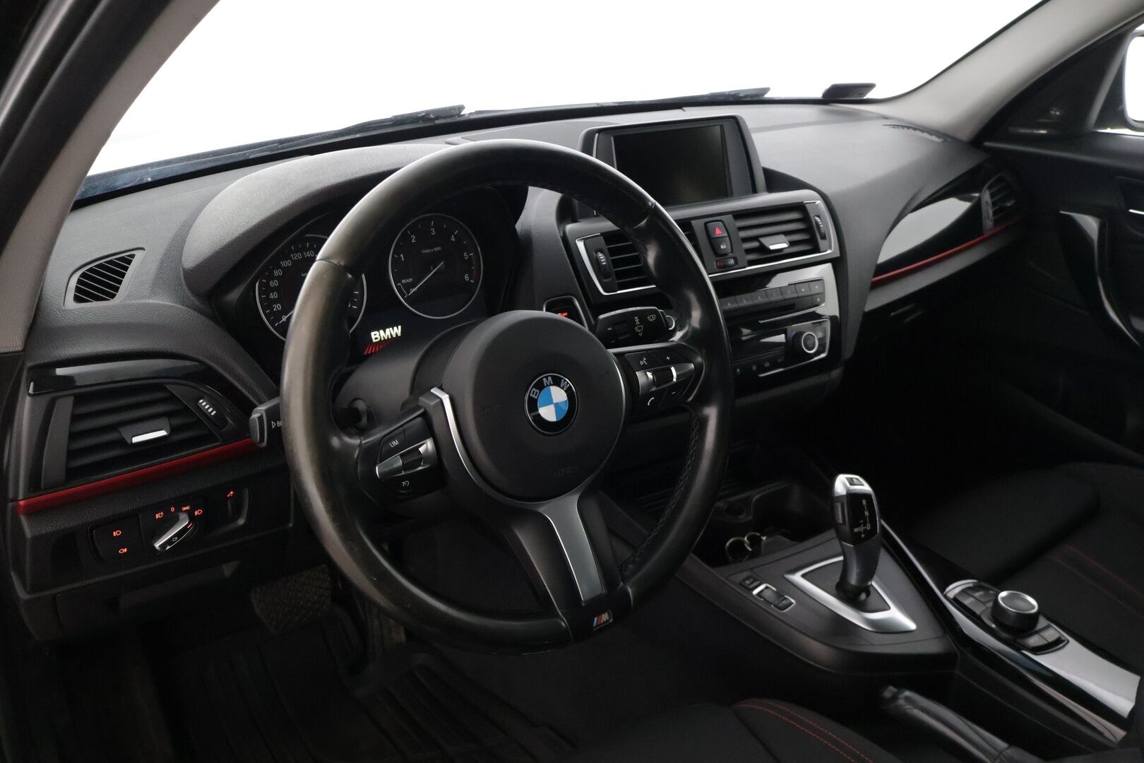 BMW 120 2016 F20 Hatchback 120d A xDrive Business Sport * Harman/Kardon / M-sport ratti / Suomi-auto * - * 2x renkaat alumiinivanteilla ja hyvillä kumeilla / Käytännöllinen Neliveto *