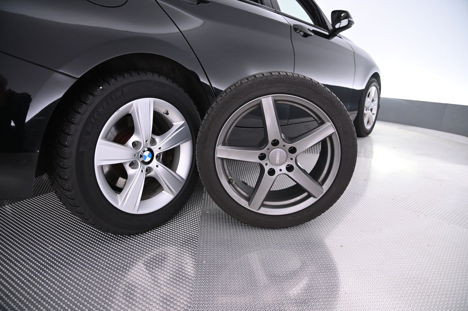 BMW 120 2016 F20 Hatchback 120d A xDrive Business Sport * Harman/Kardon / M-sport ratti / Suomi-auto * - * 2x renkaat alumiinivanteilla ja hyvillä kumeilla * - Osta nyt, maksa vasta ensi vuonna