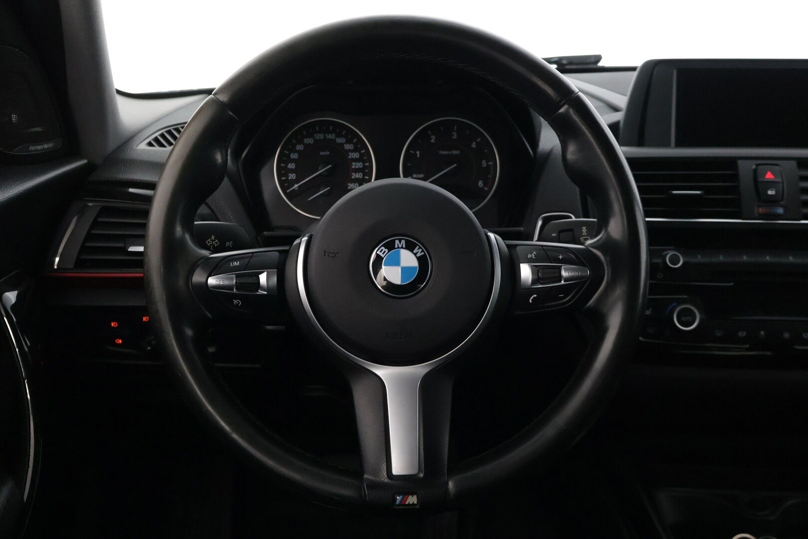 BMW 120 2016 F20 Hatchback 120d A xDrive Business Sport * Harman/Kardon / M-sport ratti / Suomi-auto * - * 2x renkaat alumiinivanteilla ja hyvillä kumeilla / Käytännöllinen Neliveto *