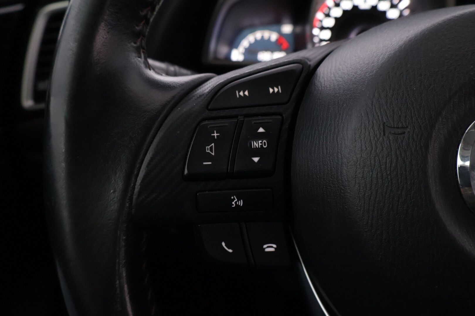 Mazda Mazda3 2016 Sedan 2,0 (120) SKYACTIV-G Premium 6MT 4ov CO1 - | Suomi-auto | Vakkari | Lohko- ja sisätilanlämmitin | Kahdet renkaat | Särmä huoltokirja | Juuri katsastettu |
