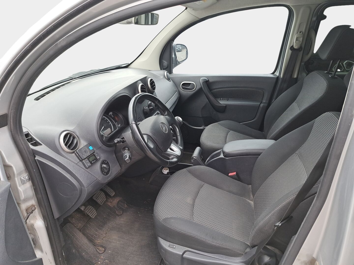 Mercedes-Benz Citan 2016 111CDI KB keskipitkä A2 - Suomiauto | Webasto | Lohko&Sisäpistoke | Vakkari | Lasikatto | Metalliväri | Ilmastointi | 2x Hyvät renkaat | Jakopää hiljattain tehty!