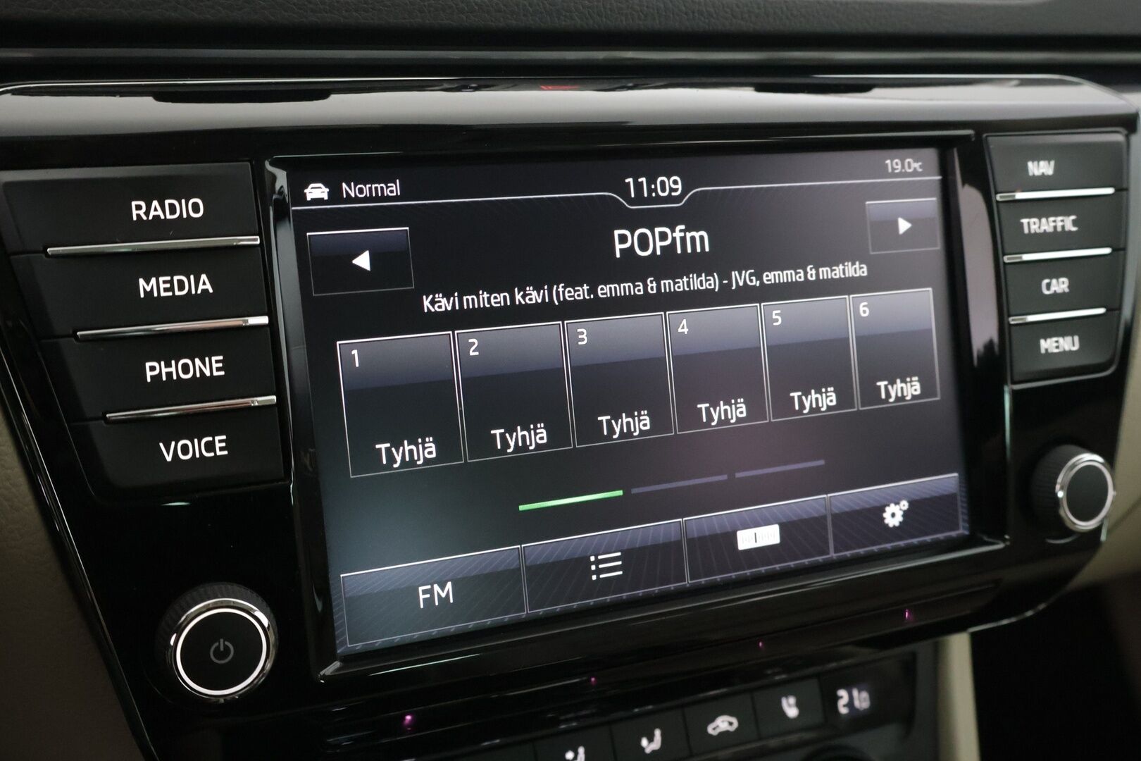 Skoda Superb 2016 1,4 TSI ACT L&K DSG Autom *Webasto / L&K / Canton / Xenon / Koukku / ACC / Kattoluukku / BLIS / Navi* - *Suomi-auto / Kahdet renkaat *