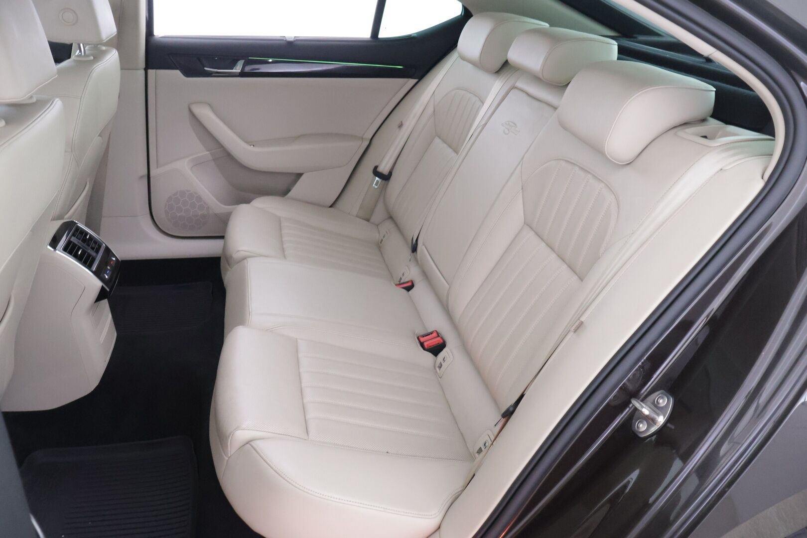 Skoda Superb 2016 1,4 TSI ACT L&K DSG Autom * L&K / Canton / Xenon / Koukku / ACC / Kattoluukku / BLIS / Navi * - *Suomi-auto / Kahdet renkaat * - HULLU BLACKWEEK KORKOTARJOUS 2,49%