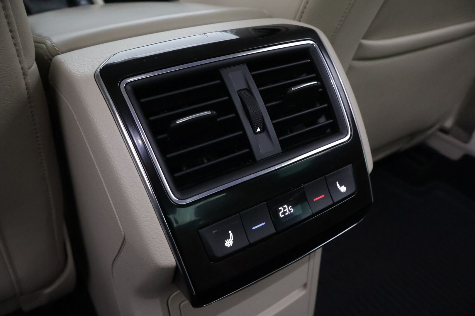 Skoda Superb 2016 1,4 TSI ACT L&K DSG Autom *Webasto / L&K / Canton / Xenon / Koukku / ACC / Kattoluukku / BLIS / Navi* - *Suomi-auto / Kahdet renkaat *