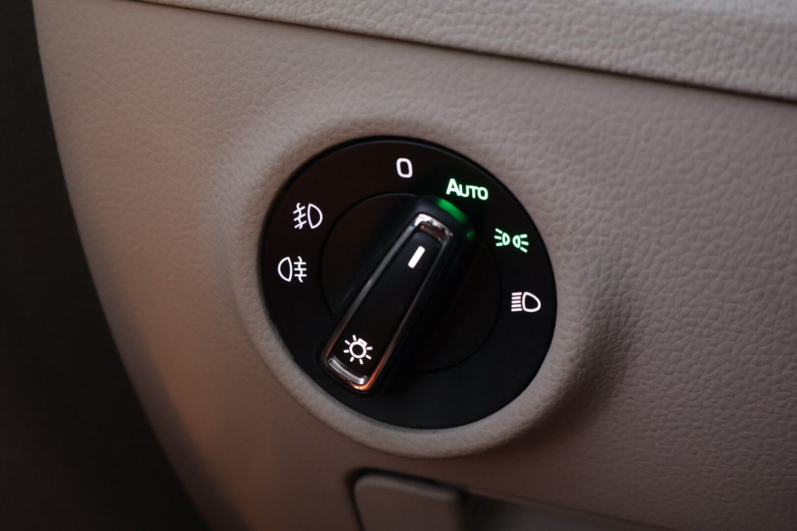 Skoda Superb 2016 1,4 TSI ACT L&K DSG Autom *Webasto / L&K / Canton / Xenon / Koukku / ACC / Kattoluukku / BLIS / Navi* - *Suomi-auto / Kahdet renkaat *