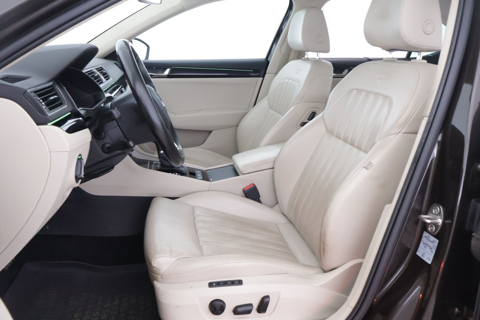 Skoda Superb 2016 1,4 TSI ACT L&K DSG Autom *Webasto / L&K / Canton / Xenon / Koukku / ACC / Kattoluukku / BLIS / Navi* - *Suomi-auto / Kahdet renkaat *