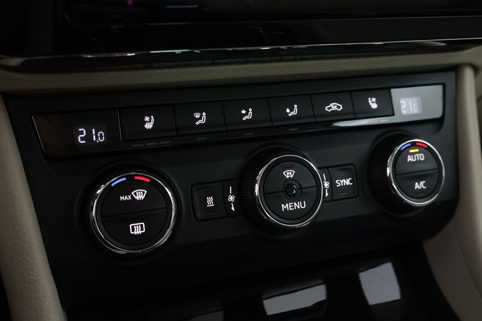 Skoda Superb 2016 1,4 TSI ACT L&K DSG Autom *Webasto / L&K / Canton / Xenon / Koukku / ACC / Kattoluukku / BLIS / Navi* - *Suomi-auto / Kahdet renkaat *