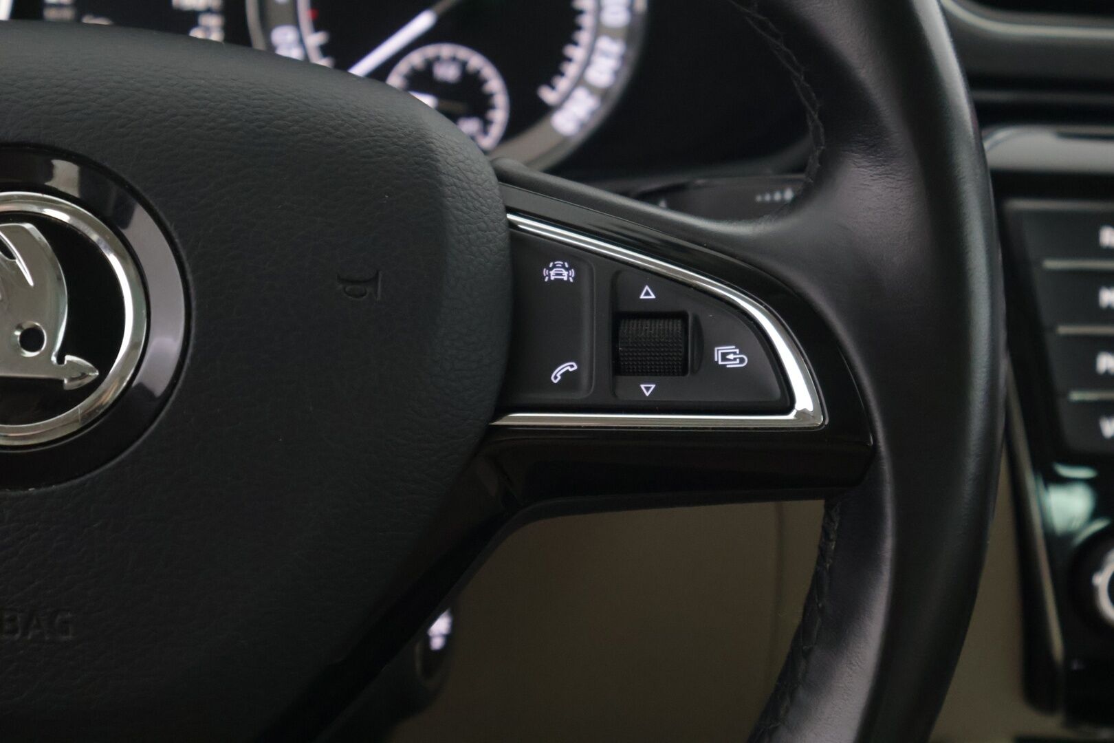 Skoda Superb 2016 1,4 TSI ACT L&K DSG Autom *Webasto / L&K / Canton / Xenon / Koukku / ACC / Kattoluukku / BLIS / Navi* - *Suomi-auto / Kahdet renkaat *