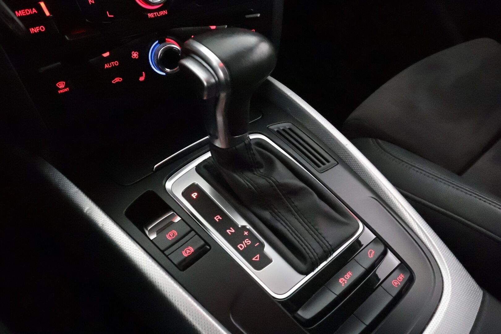 Audi Q5 2016 Offroad Land of quattro Edition 2,0 TDI 140 kW quattro S tronic **Vakkari / P.tutka / Webasto / Koukku** - Nahka-Alcantara / Sporttipenkit / Suomi-auto / Kahdet renkaat aluvanteilla 