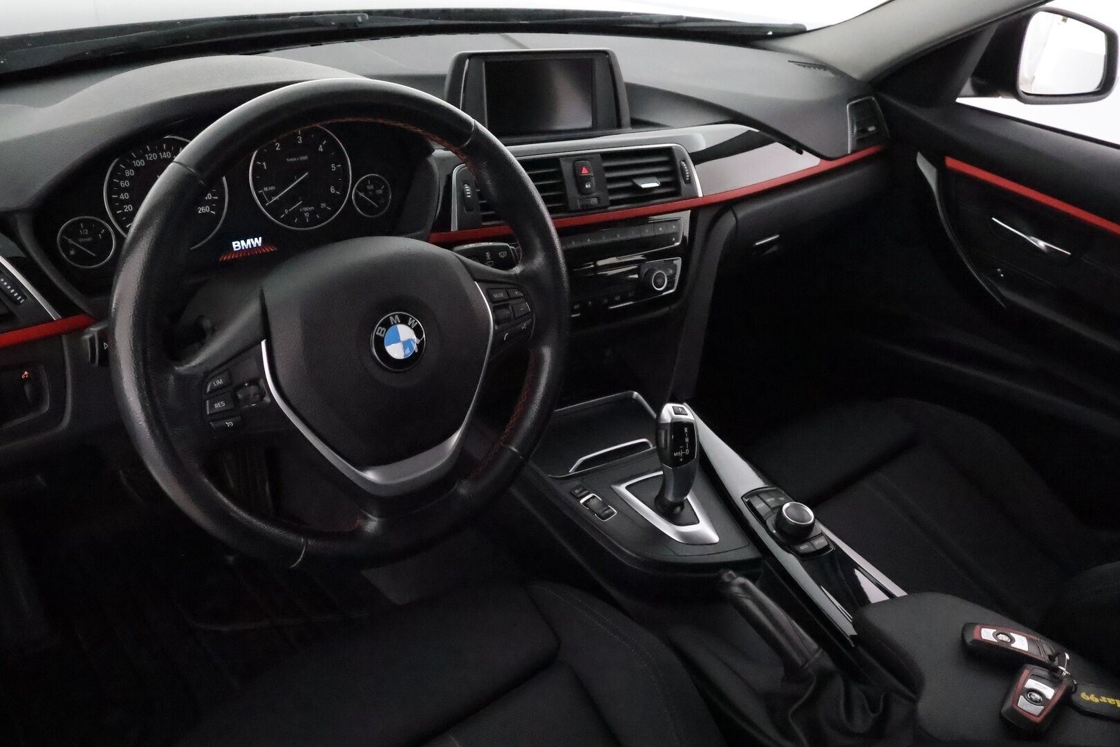 BMW 318 2016 F31 Touring 318d A Business Sport **Facelift / Sporttipenkit / Koukku / LED / Vakkari / P.tutka** - Suomi-auto / Kahdet renkaat aluvanteilla