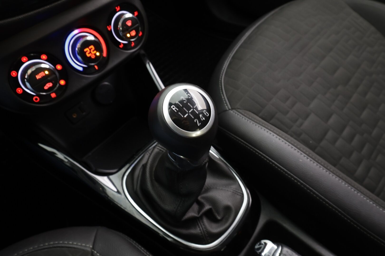 Opel Corsa 2016 Cosmo 1,0T ecoFLEX 66kW MT6 * Lohkolämmitin / Vakkari / Xenon / P.Kamera / Bluetooth / Ratinlämmitys * - Suomi-auto / Kahdet renkaat - HULLUT BLACKWEEK JATKOT - KORKOTARJOUS 2,49%