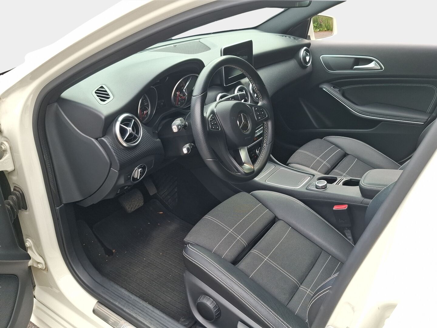 Mercedes-Benz A 2016 180 A Premium Business * Panoraama / LED / P-kamera / Puolinahka * - * Suomi-auto / Pienet kilometrit / Kahdet renkaat alumiinivantein *
