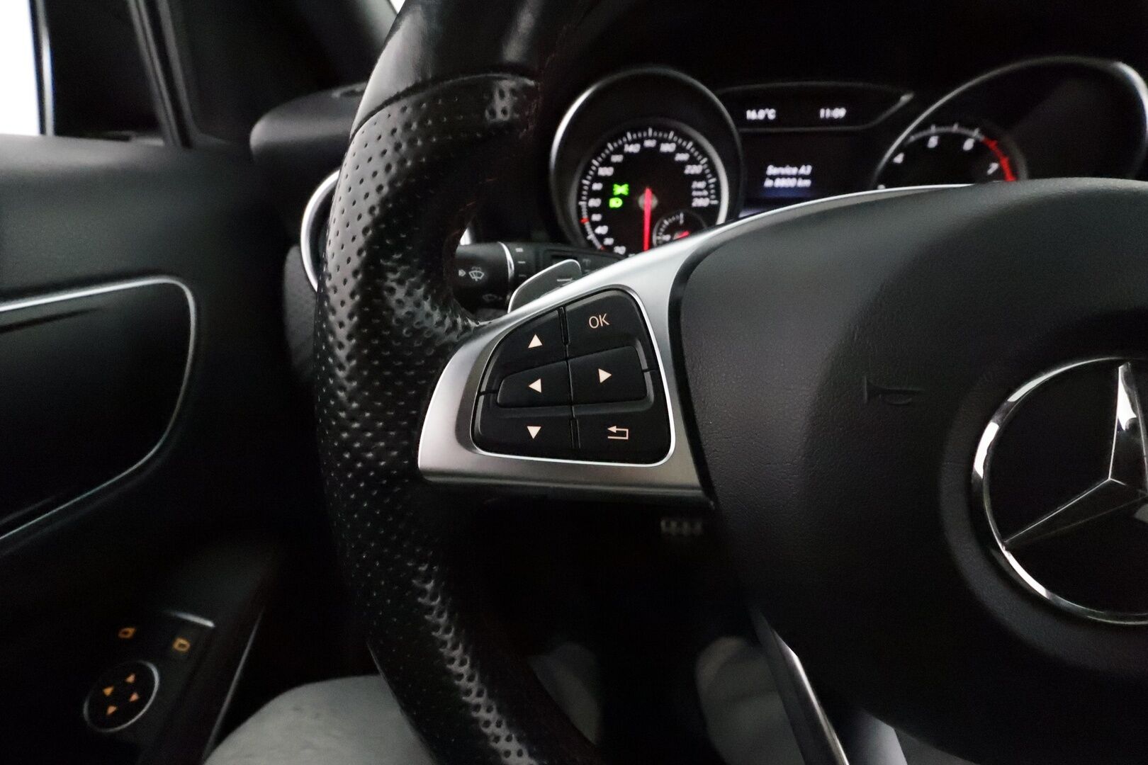 Mercedes-Benz A 2017 180 A Business AMG *Panorama / Webasto / Vakkari / P.kamera / LED / Sporttipenkit* - Suomi-auto / Kahdet renkaat aluvanteilla