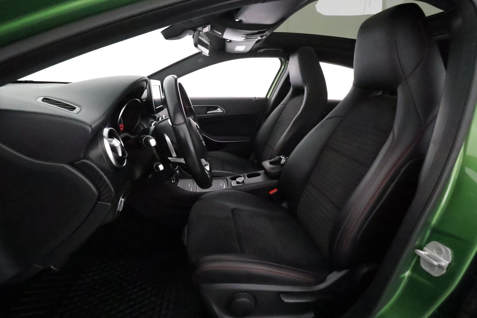 Mercedes-Benz A 2017 180 A Business AMG *Panorama / Webasto / Vakkari / P.kamera / LED / Sporttipenkit* - Suomi-auto / Kahdet renkaat aluvanteilla