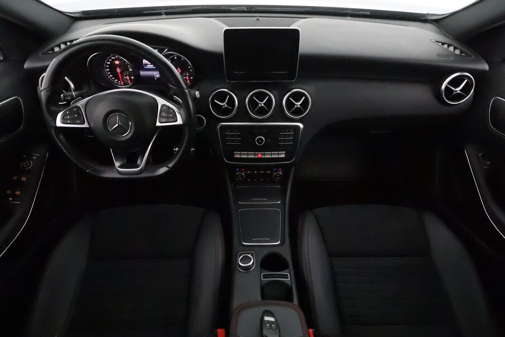 Mercedes-Benz A 2017 180 A Business AMG *Panorama / Webasto / Vakkari / P.kamera / LED / Sporttipenkit* - Suomi-auto / Kahdet renkaat aluvanteilla