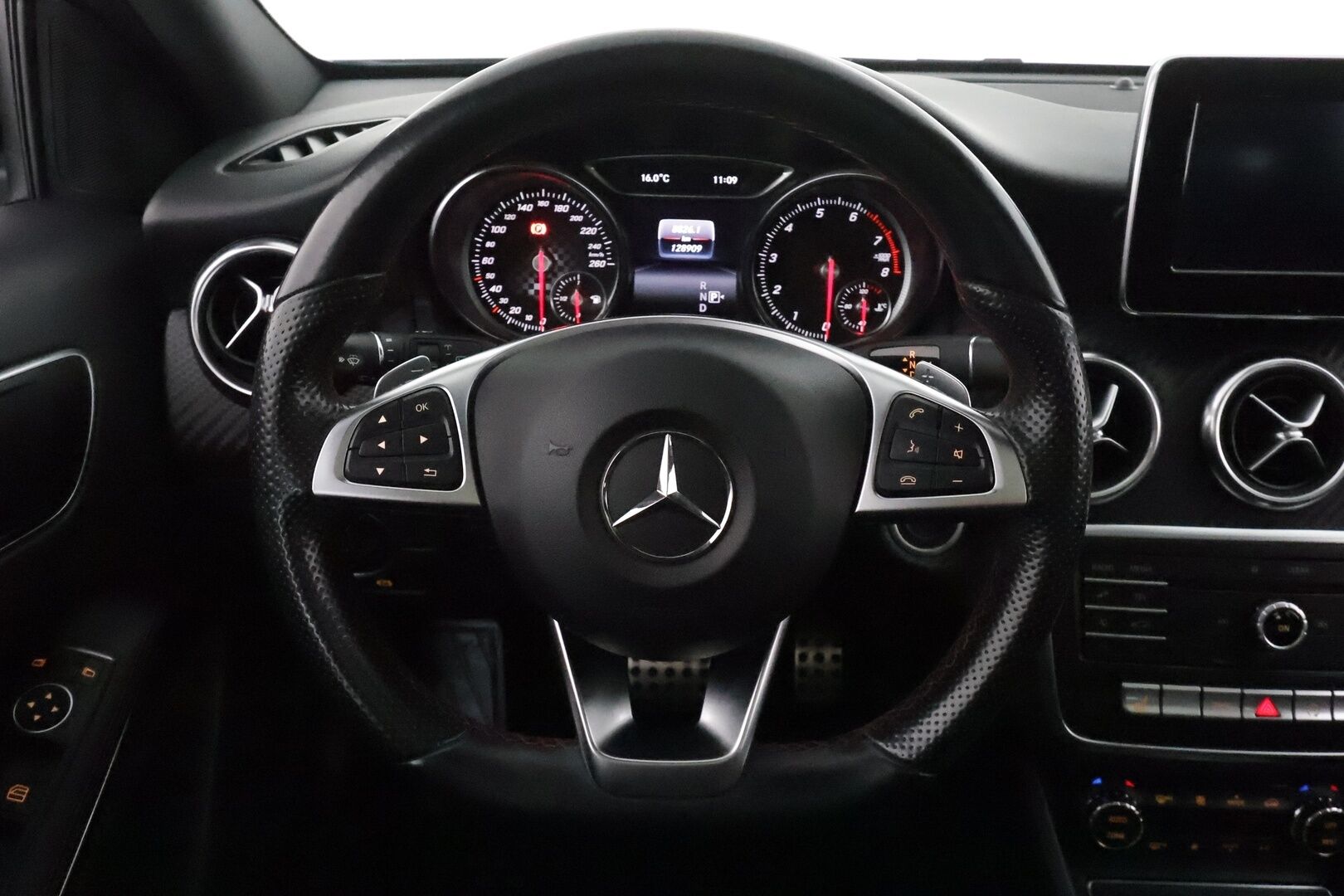 Mercedes-Benz A 2017 180 A Business AMG *Panorama / Webasto / Vakkari / P.kamera / LED / Sporttipenkit* - Suomi-auto / Kahdet renkaat aluvanteilla