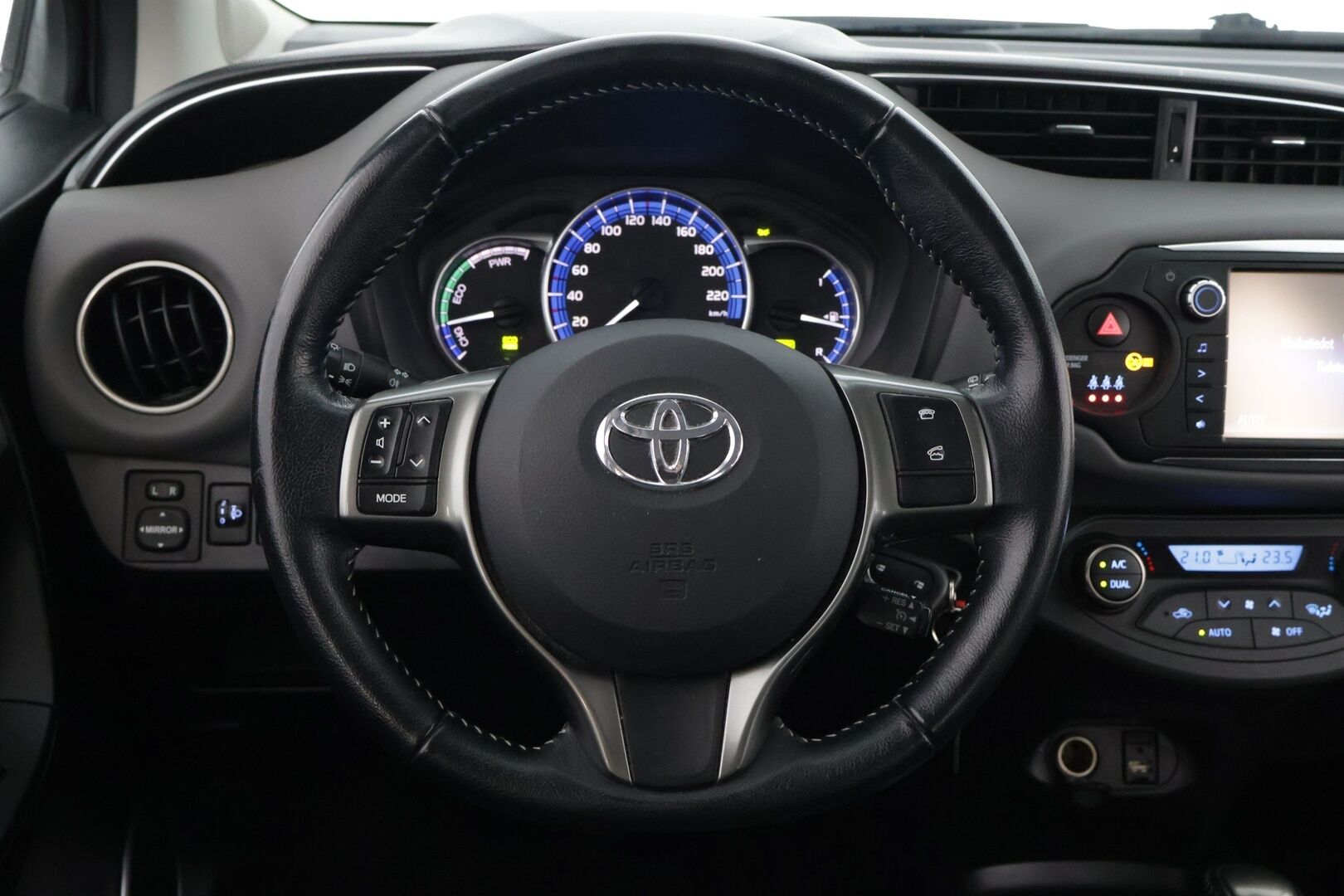 Toyota Yaris 2016 1,5 Hybrid Active 5ov ** Vakionopeudensäädin / Kamera / Navi / Lohko - *Suomi-auto / Kahdet renkaat / Siisti* - HULLUT AVAJAISHULINAT KORKOTARJOUS 3,29 %