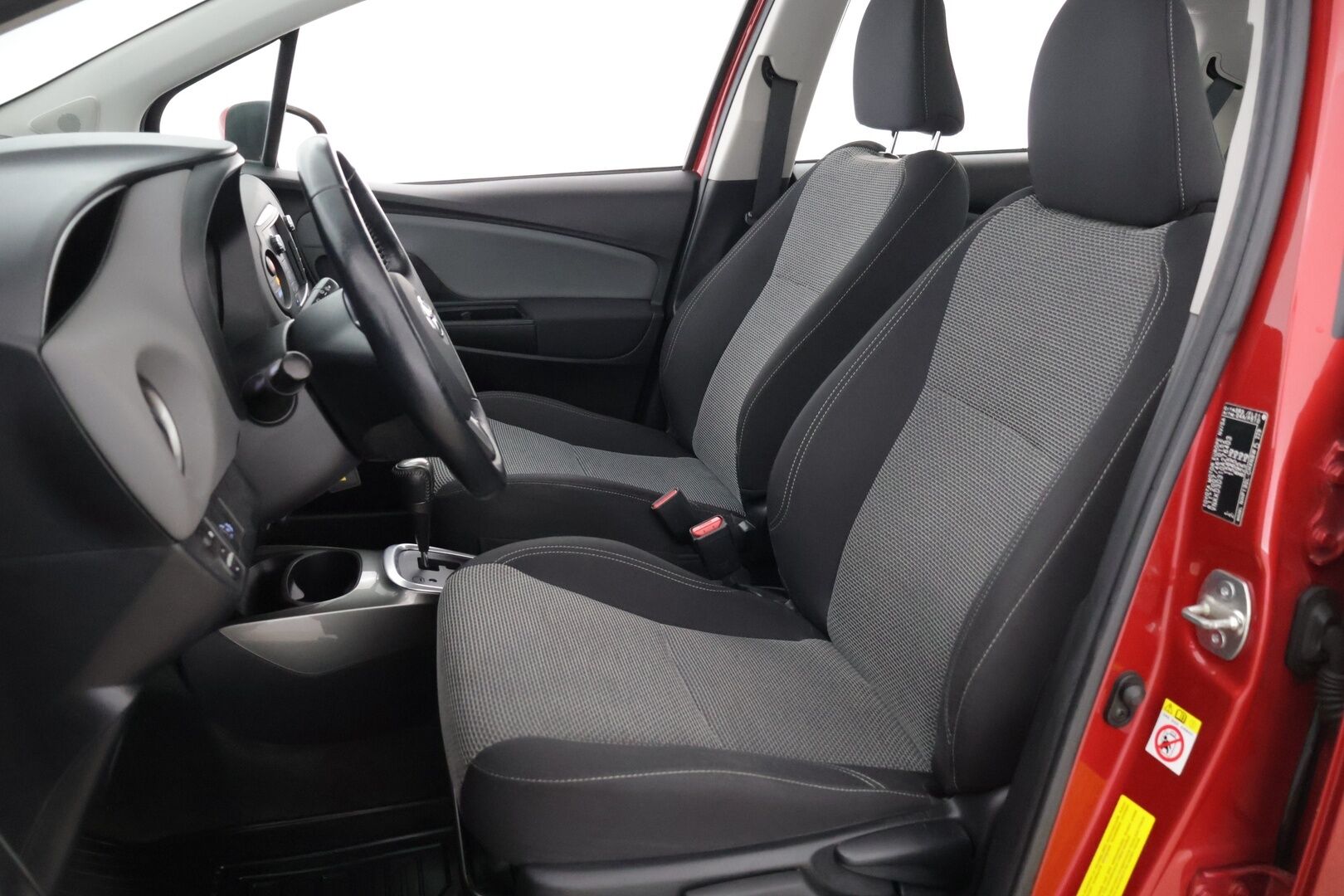 Toyota Yaris 2016 1,5 Hybrid Active 5ov ** Vakionopeudensäädin / Kamera / Navi / Lohko - *Suomi-auto / Kahdet renkaat / Siisti* - HULLUT AVAJAISHULINAT KORKOTARJOUS 3,29 %