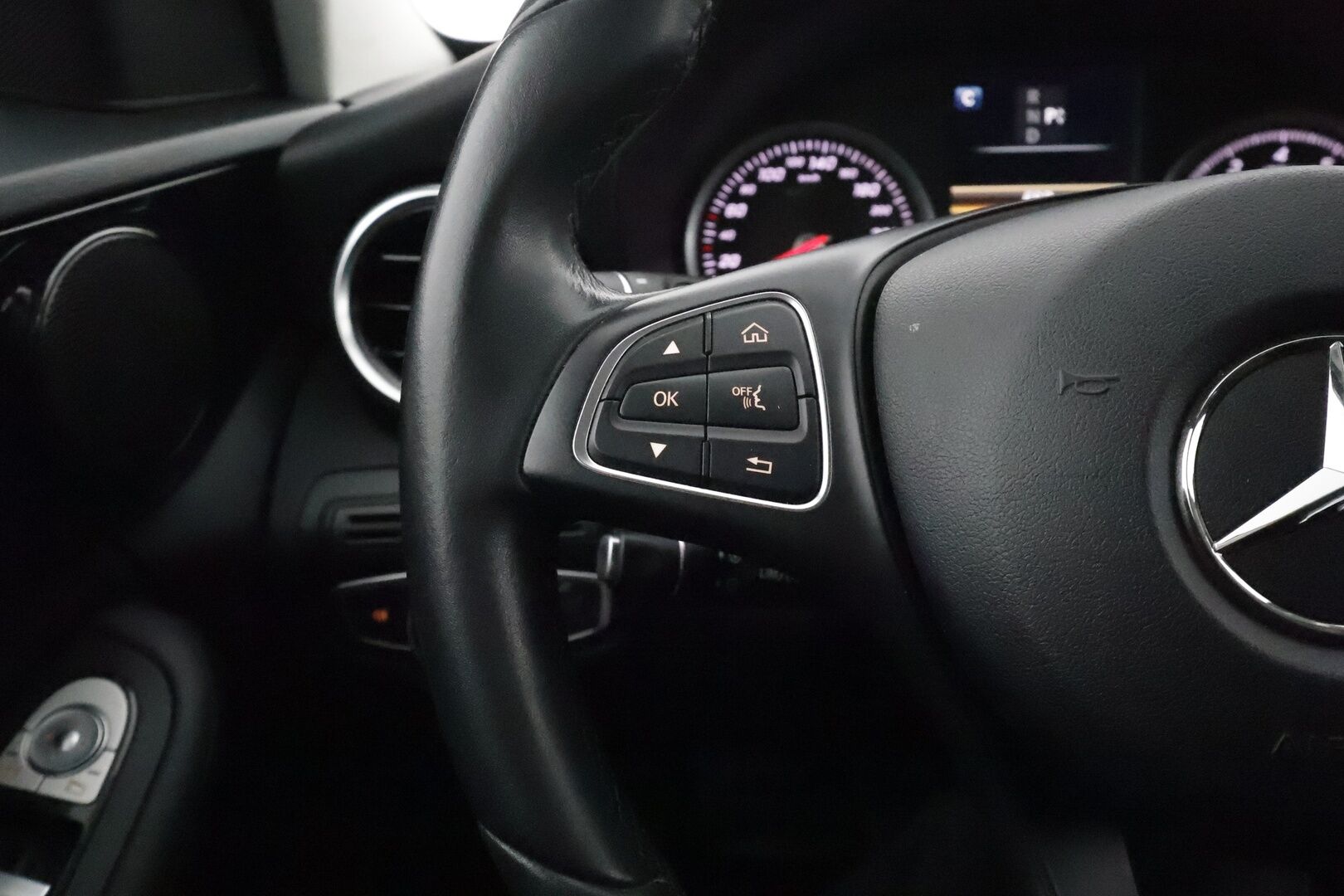 Mercedes-Benz C 2017 200 T A Business AMG - Suomi-auto / Sporttipenkit / Vakkari / ILS-LED / Bluethooth / Aut. ilmastointi / 2x Renkaat / Juuri saapunut!