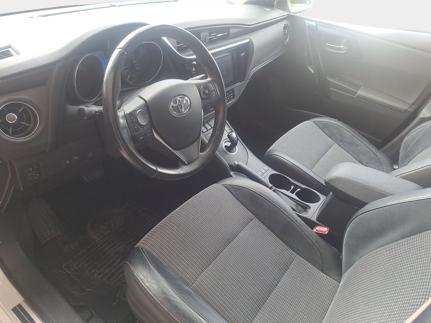 Toyota Auris 2017 Touring Sports 1,8 Hybrid Premium Business * Panorama / P. Kamera / Koukku / Nahka-alcantara / Vakionopeudensäädin / Navi  / LED * - Metalliväri / Suomi-auto / Lohkolämmitin / Kahdet renkaat alumiinivanteilla!