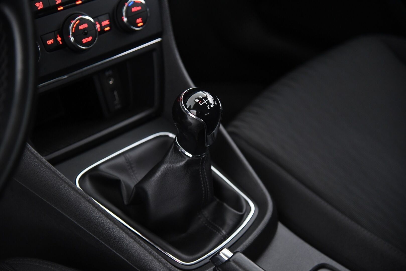 Seat Leon ST 2016 1,0 TSI 115 Ecomotive Style - Suomi-auto / Vakkari / Lohkolämmitin / P. Tutkat / 2x renkaat aluvantein! / Hihna vaihdettu & Hyvin huollettu