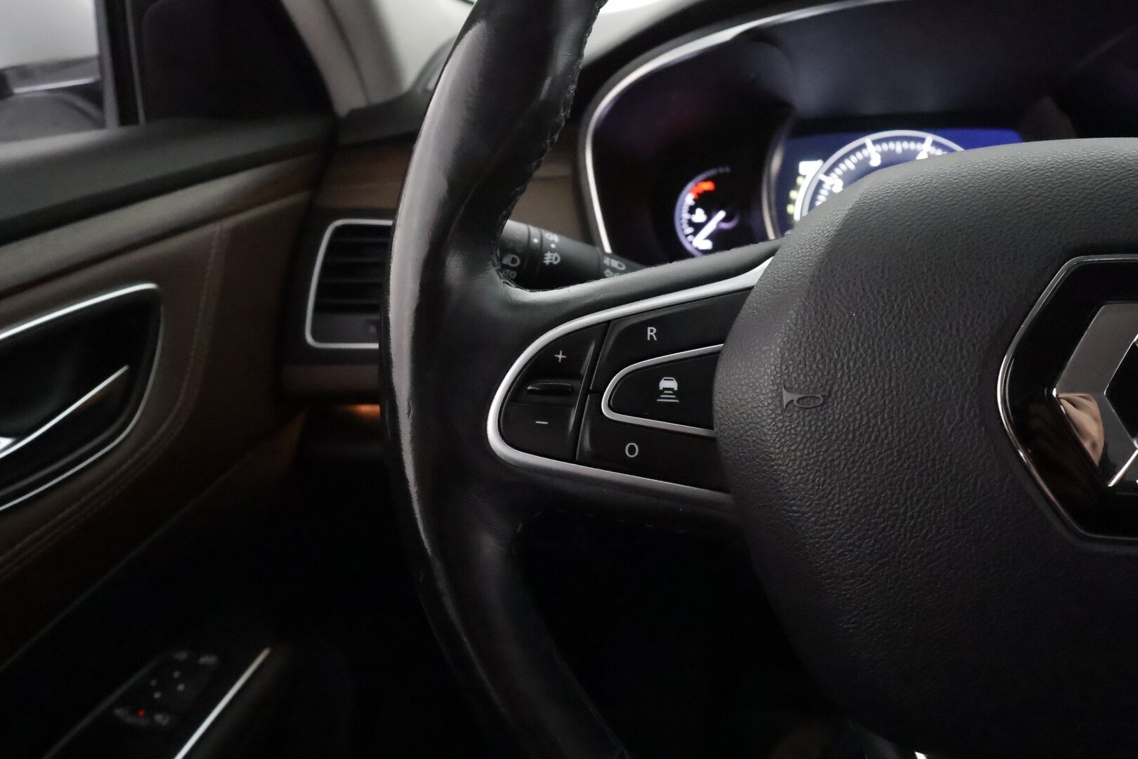 Renault Talisman 2017 Sedan TCe 200 EDC7 Intens **HUD / Adapt. vakkari / Keyless / Ilmastoidut penkit / Lohko / P.kamera** - Suomi-Auto / Blind Spot / Brake Assist / P-tutkat / Bluetooth 