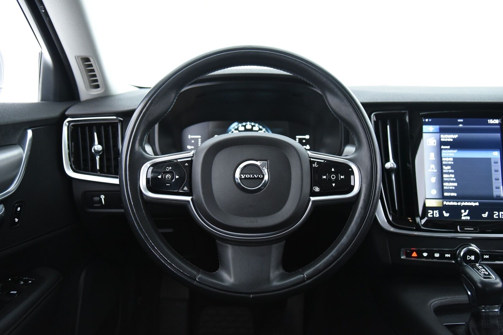 Volvo S90 2017 D4 Business aut / Adapt.Vakkari / Navi / PA-lisälämmitin / Vetokoukku / P-Tutkat / Keyless - 2-Omisteinen Suomi-Auto merkkiliikkeen huoltohistorialla!
