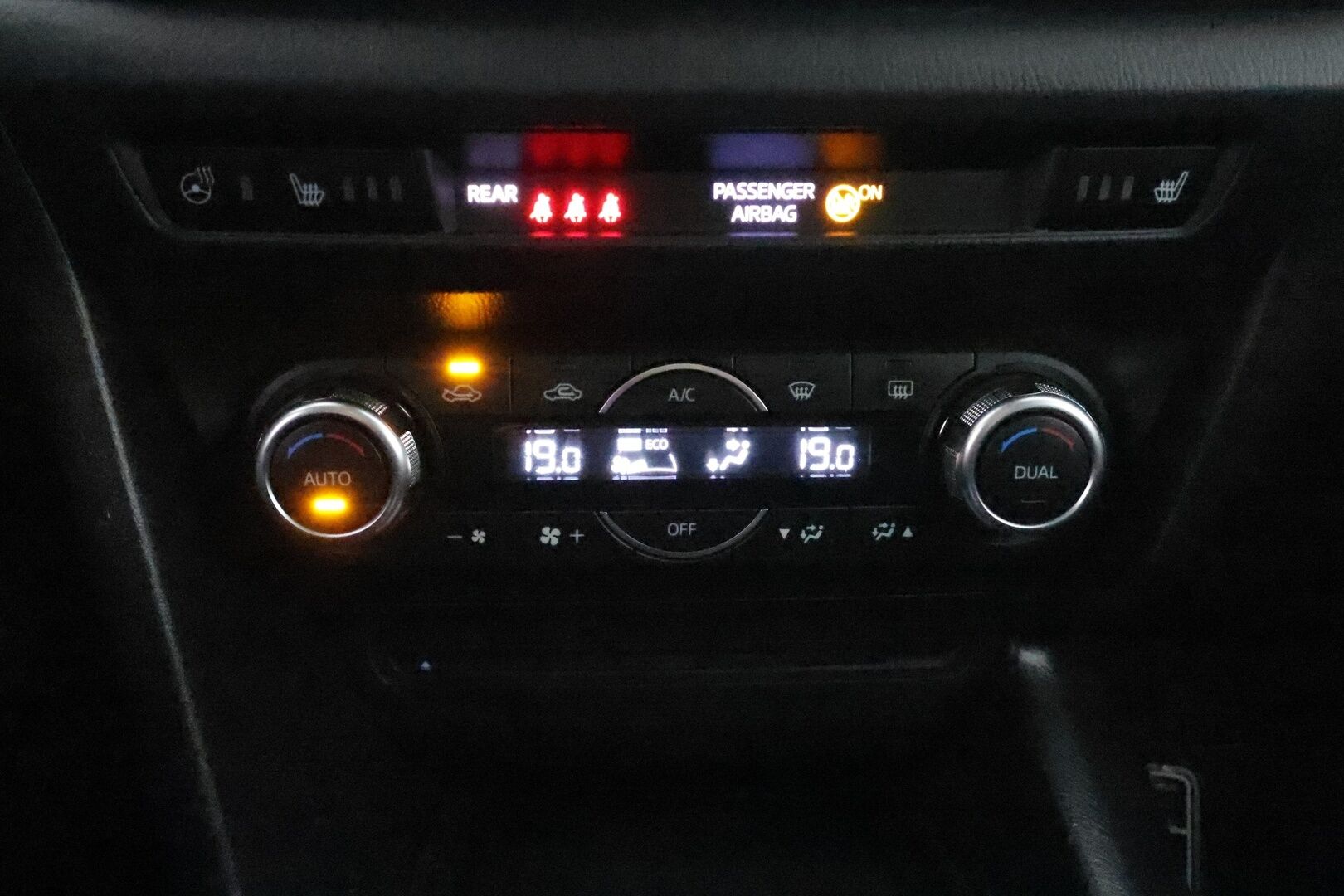 Mazda 3 2017 5HB 2,0 (120) SKYACTIV-G Premium Plus 6MT 5ov BV2 - Suomi-auto / Xenon / P. Tutka / Sisätilanlämmitin / Aut. Ilmastointi / 2x Avain / 2x Renkaat / 