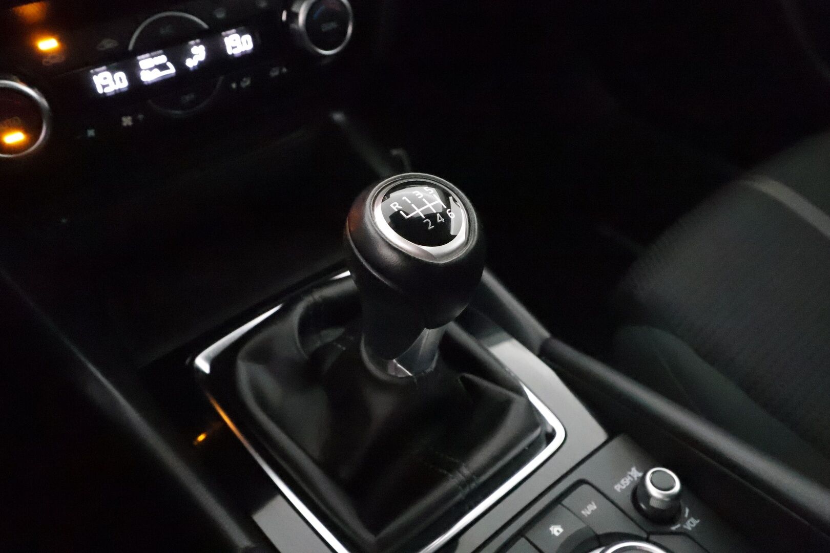 Mazda 3 2017 5HB 2,0 (120) SKYACTIV-G Premium Plus 6MT 5ov BV2 - Suomi-auto / Xenon / P. Tutka / Sisätilanlämmitin / Aut. Ilmastointi / 2x Avain / 2x Renkaat / 