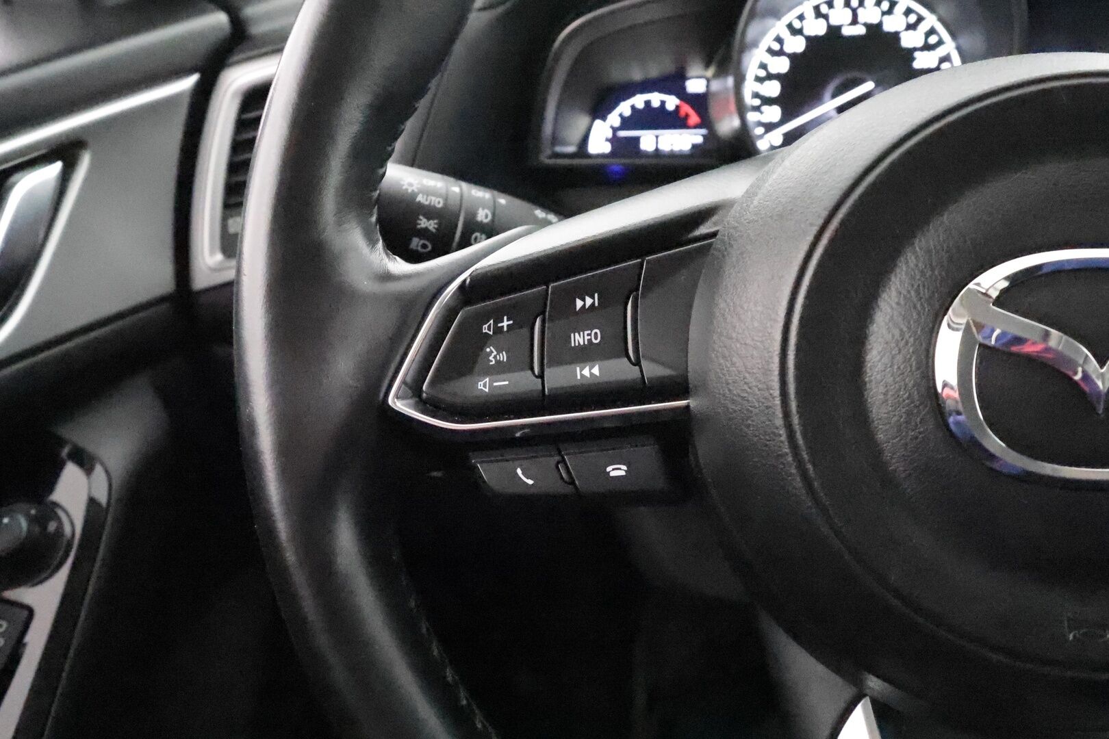 Mazda 3 2017 5HB 2,0 (120) SKYACTIV-G Premium Plus 6MT 5ov BV2 - Suomi-auto / Xenon / P. Tutka / Sisätilanlämmitin / Aut. Ilmastointi / 2x Avain / 2x Renkaat / 
