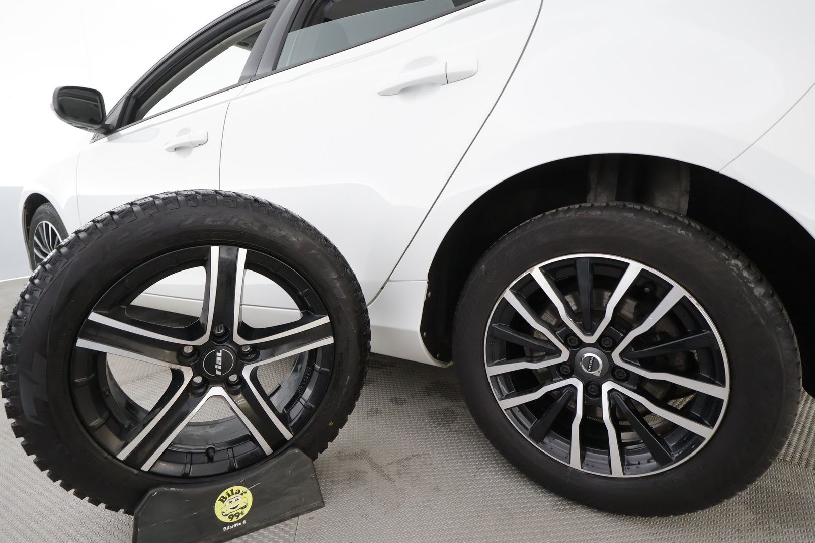 Volvo V40 2017 D2 Business aut * Webasto / P.Kamera / Full-LED / Vakkari / Bluetooth * - Suomi-auto / Merkkihuollot / Kahdet renkaat aluvanteilla - HULLUT AVAJAISHULINAT KORKOTARJOUS 3,29 %