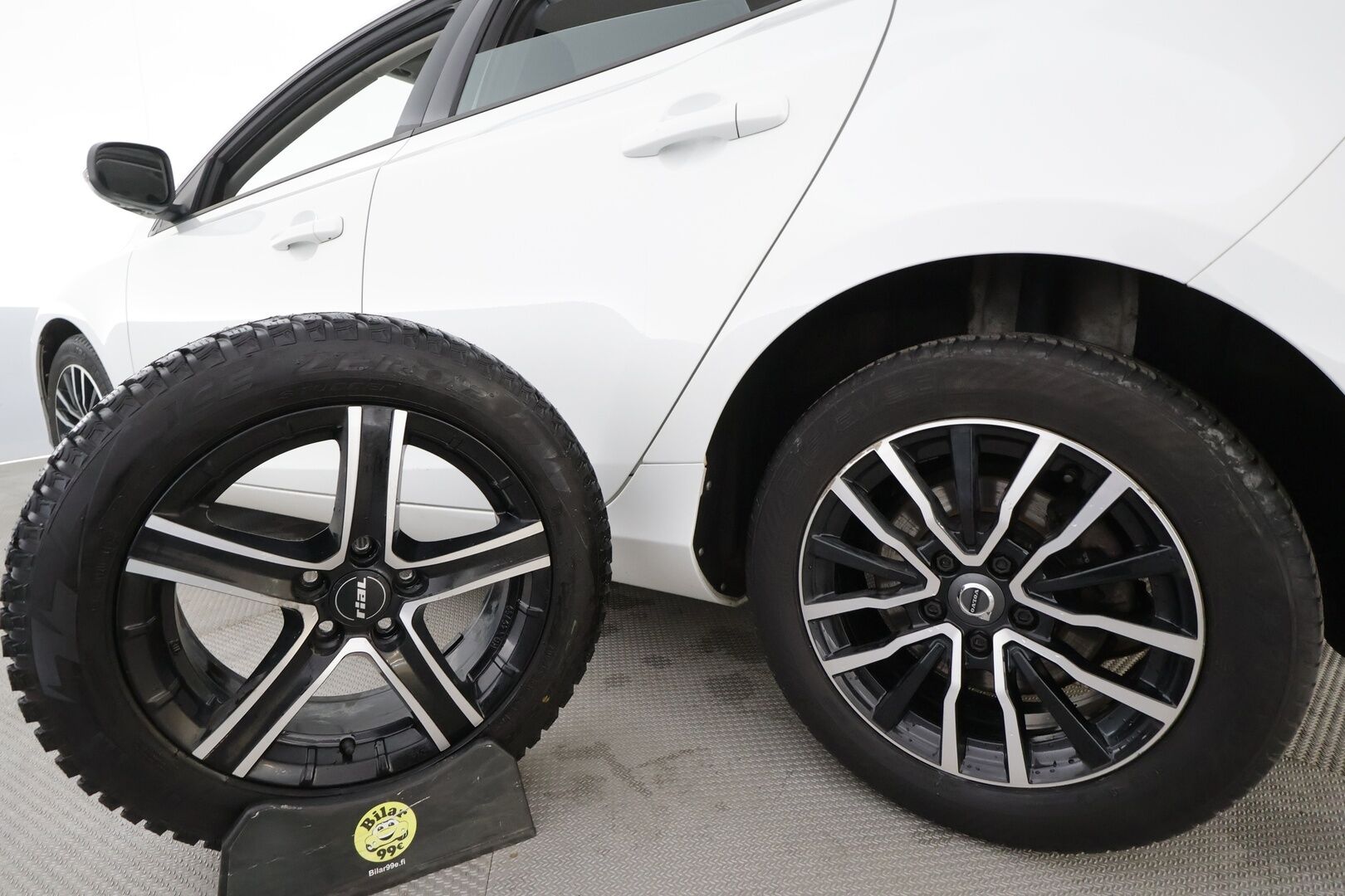 Volvo V40 2017 D2 Business aut * Webasto / P.Kamera / Full-LED / Vakkari / Bluetooth * - Suomi-auto / Merkkihuollot / Kahdet renkaat aluvanteilla - HULLUT AVAJAISHULINAT KORKOTARJOUS 3,29 %