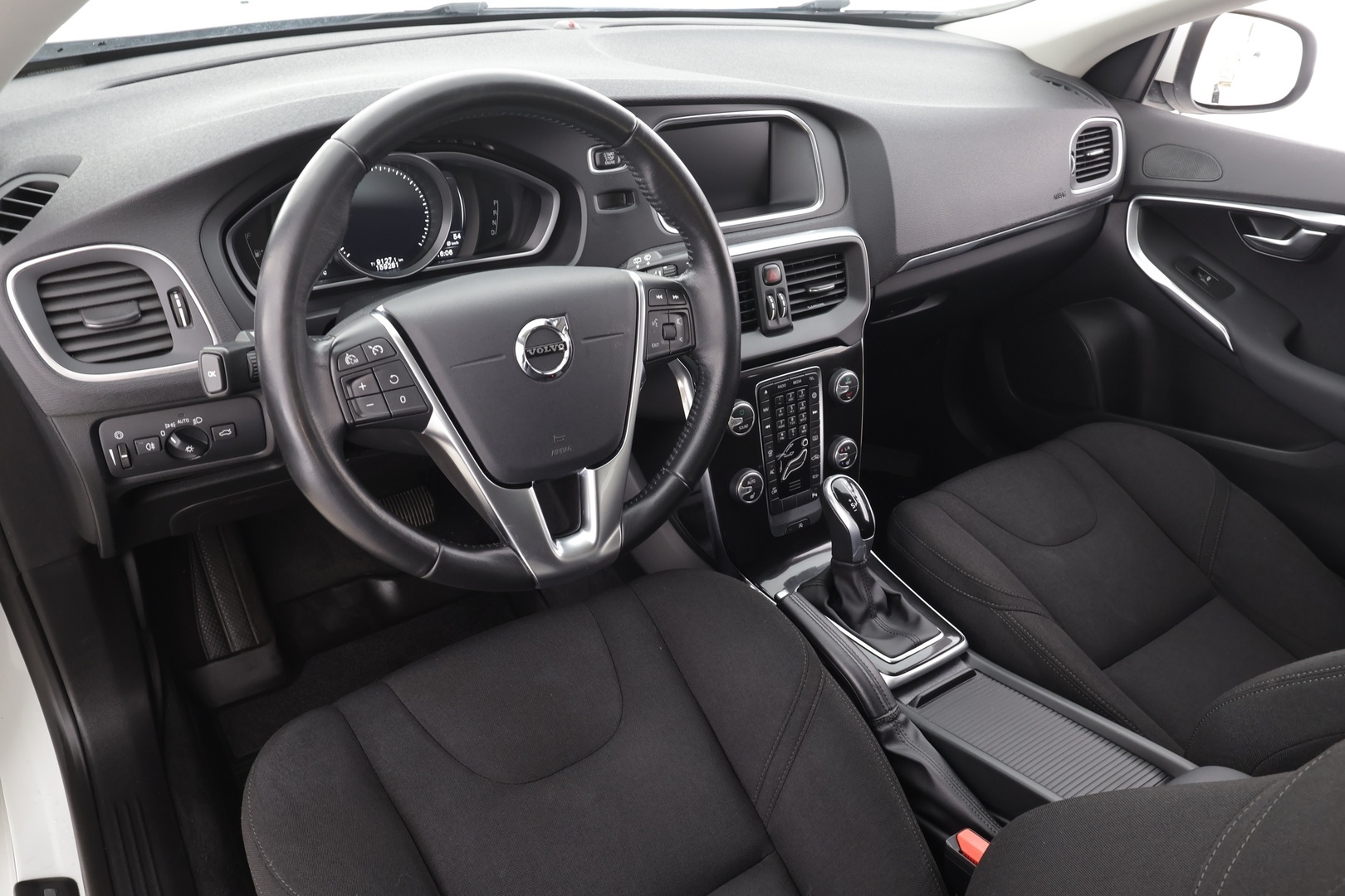 Volvo V40 2017 D2 Business aut * Webasto / P.Kamera / Full-LED / Vakkari / Bluetooth * - Suomi-auto / Merkkihuollot / Kahdet renkaat aluvanteilla - HULLUT AVAJAISHULINAT KORKOTARJOUS 3,29 %