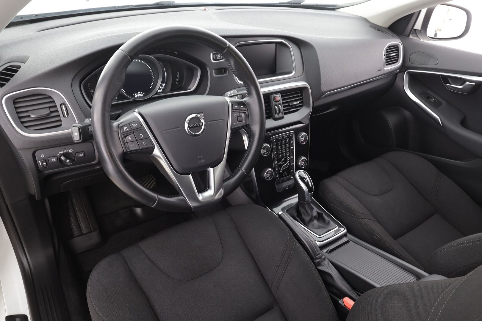 Volvo V40 2017 D2 Business aut * Webasto / P.Kamera / Full-LED / Vakkari / Bluetooth * - Suomi-auto / Merkkihuollot / Kahdet renkaat aluvanteilla - HULLUT AVAJAISHULINAT KORKOTARJOUS 3,29 %