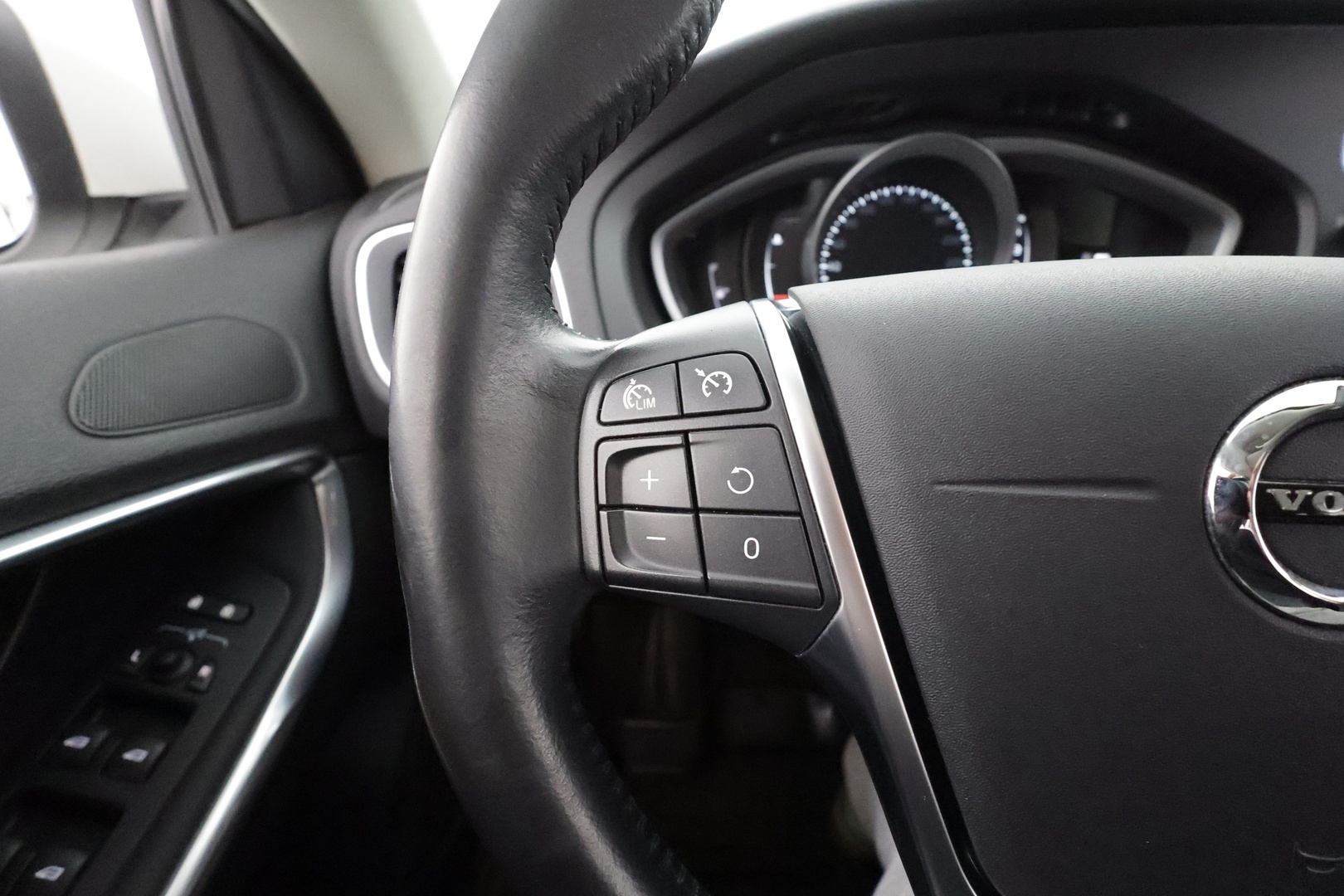 Volvo V40 2017 D2 Business aut * Webasto / P.Kamera / Full-LED / Vakkari / Bluetooth * - Suomi-auto / Merkkihuollot / Kahdet renkaat aluvanteilla - HULLUT AVAJAISHULINAT KORKOTARJOUS 3,29 %