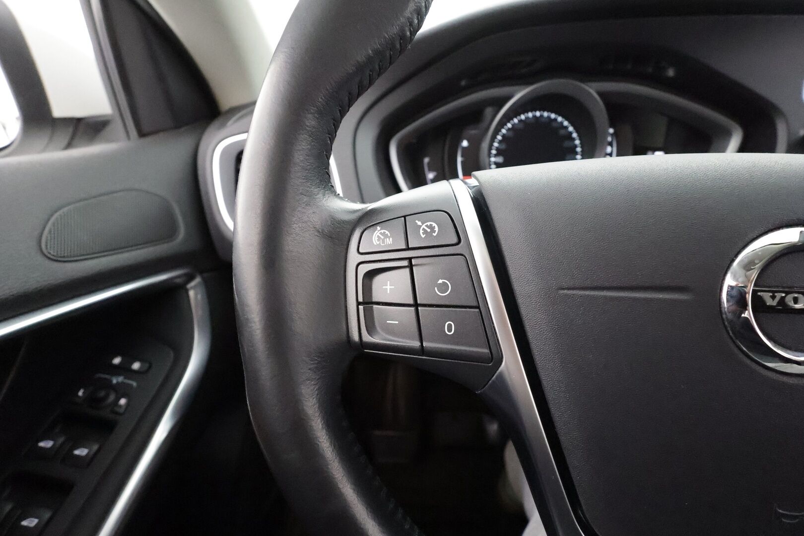 Volvo V40 2017 D2 Business aut * Webasto / P.Kamera / Full-LED / Vakkari / Bluetooth * - Suomi-auto / Merkkihuollot / Kahdet renkaat aluvanteilla - HULLUT AVAJAISHULINAT KORKOTARJOUS 3,29 %