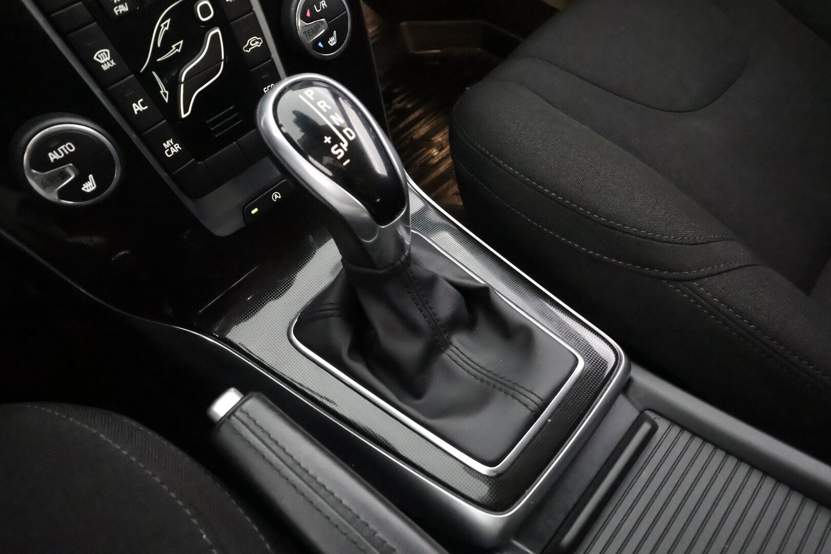 Volvo V40 2017 D2 Business aut * Webasto / P.Kamera / Full-LED / Vakkari / Bluetooth * - Suomi-auto / Merkkihuollot / Kahdet renkaat aluvanteilla - HULLUT AVAJAISHULINAT KORKOTARJOUS 3,29 %