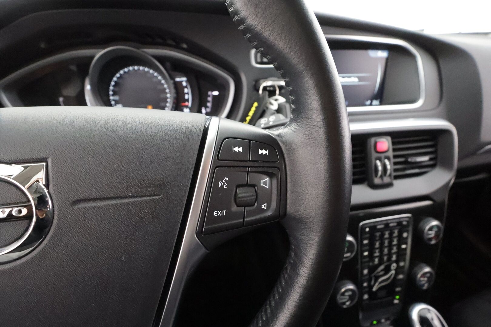 Volvo V40 2017 D2 Business aut * Webasto / P.Kamera / Full-LED / Vakkari / Bluetooth * - Suomi-auto / Merkkihuollot / Kahdet renkaat aluvanteilla - HULLUT AVAJAISHULINAT KORKOTARJOUS 3,29 %