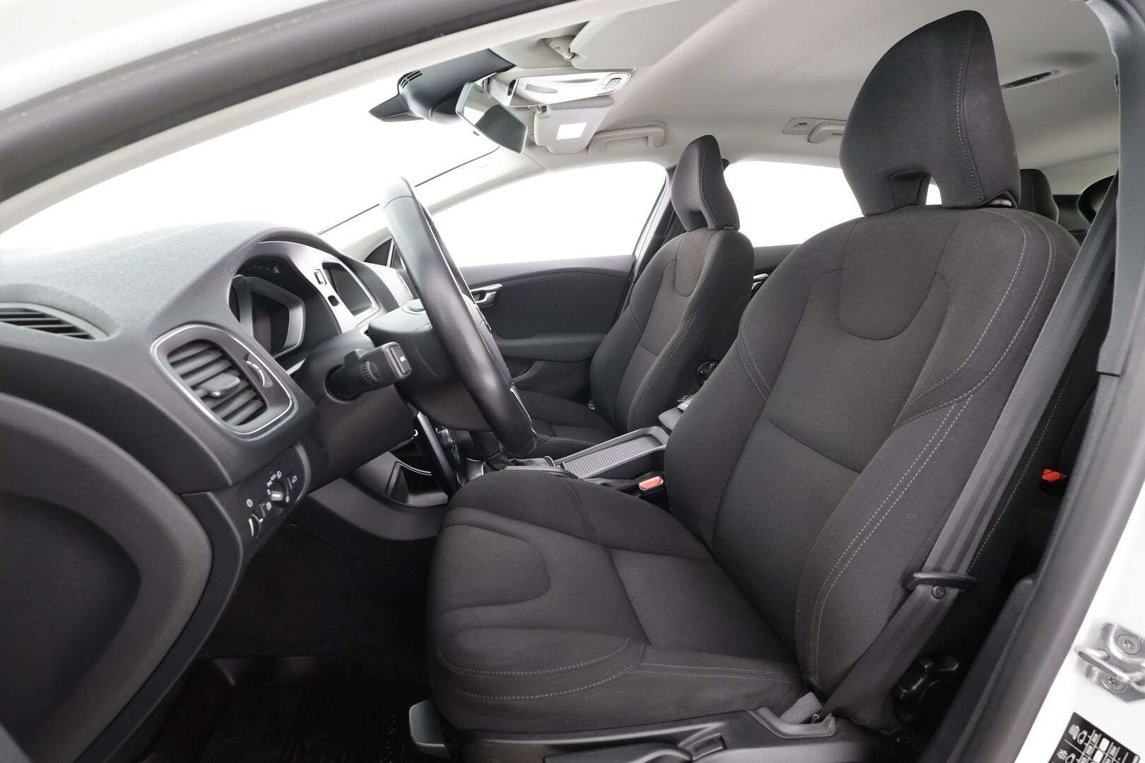 Volvo V40 2017 D2 Business aut * Webasto / P.Kamera / Full-LED / Vakkari / Bluetooth * - Suomi-auto / Merkkihuollot / Kahdet renkaat aluvanteilla - HULLUT AVAJAISHULINAT KORKOTARJOUS 3,29 %