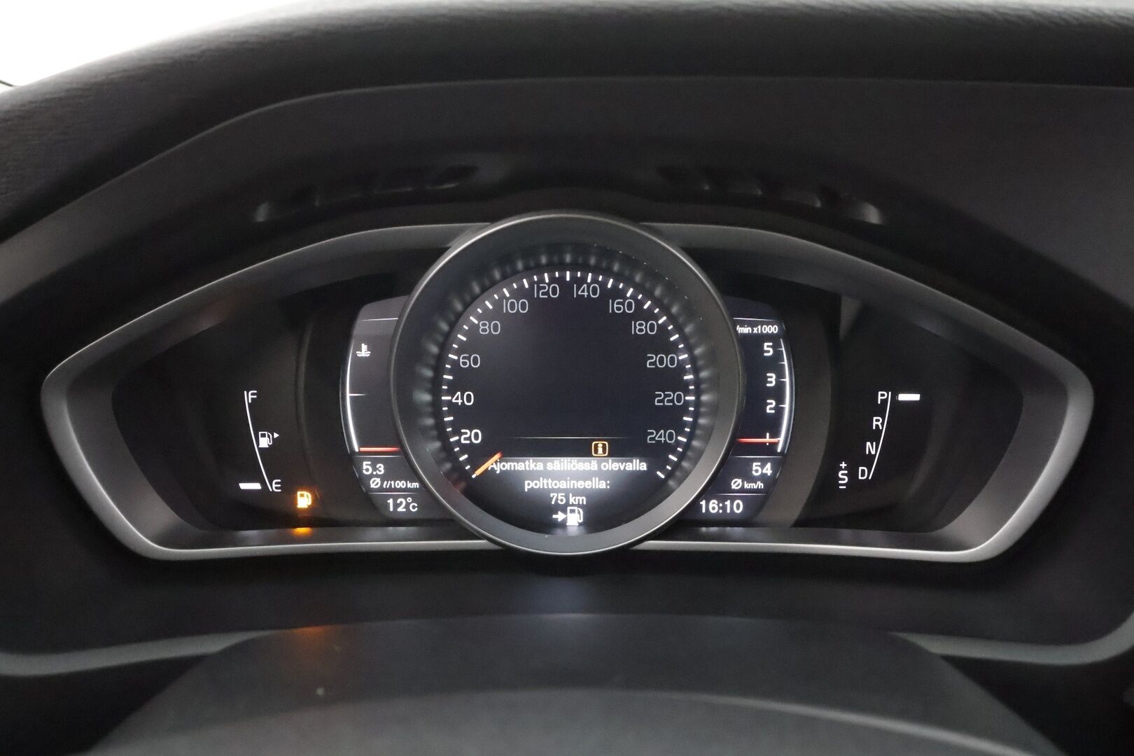 Volvo V40 2017 D2 Business aut * Webasto / P.Kamera / Full-LED / Vakkari / Bluetooth * - Suomi-auto / Merkkihuollot / Kahdet renkaat aluvanteilla - HULLUT AVAJAISHULINAT KORKOTARJOUS 3,29 %