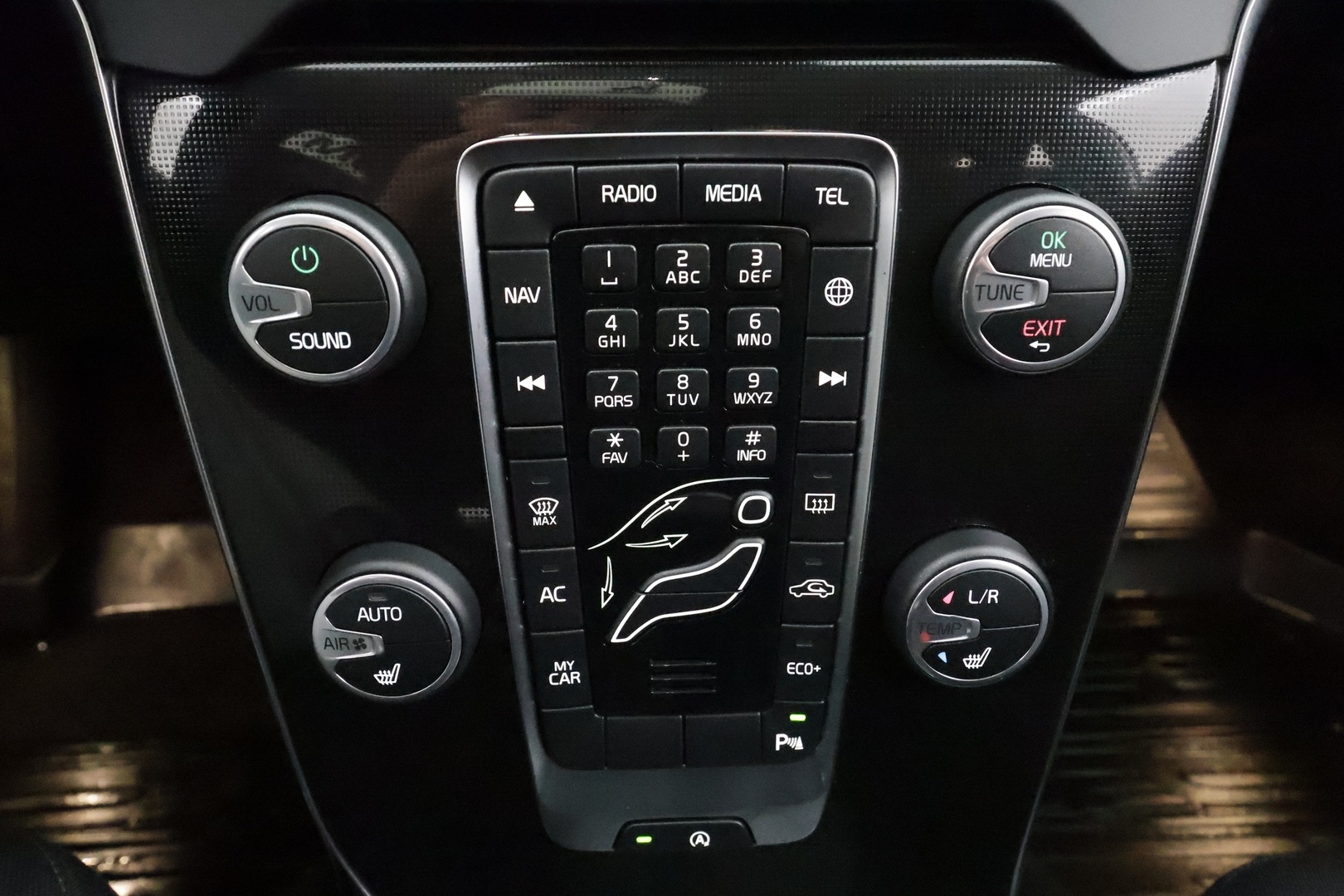 Volvo V40 2017 D2 Business aut * Webasto / P.Kamera / Full-LED / Vakkari / Bluetooth * - Suomi-auto / Merkkihuollot / Kahdet renkaat aluvanteilla - HULLUT AVAJAISHULINAT KORKOTARJOUS 3,29 %